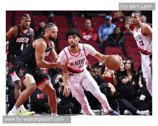 狄龙半场表现抢眼12投7中独揽全队最高15分并贡献3个篮板 狄龙半场表现抢眼12投7中独揽全队最高15分并贡献3个篮板