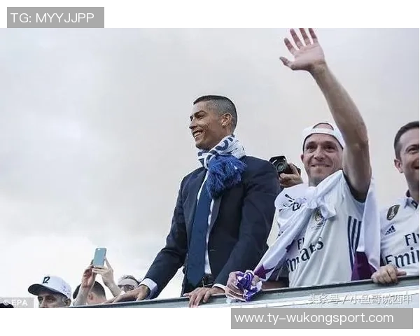 C罗社交媒体分享新造型清爽寸头引发粉丝热议 C罗社交媒体分享新造型清爽寸头引发粉丝热议